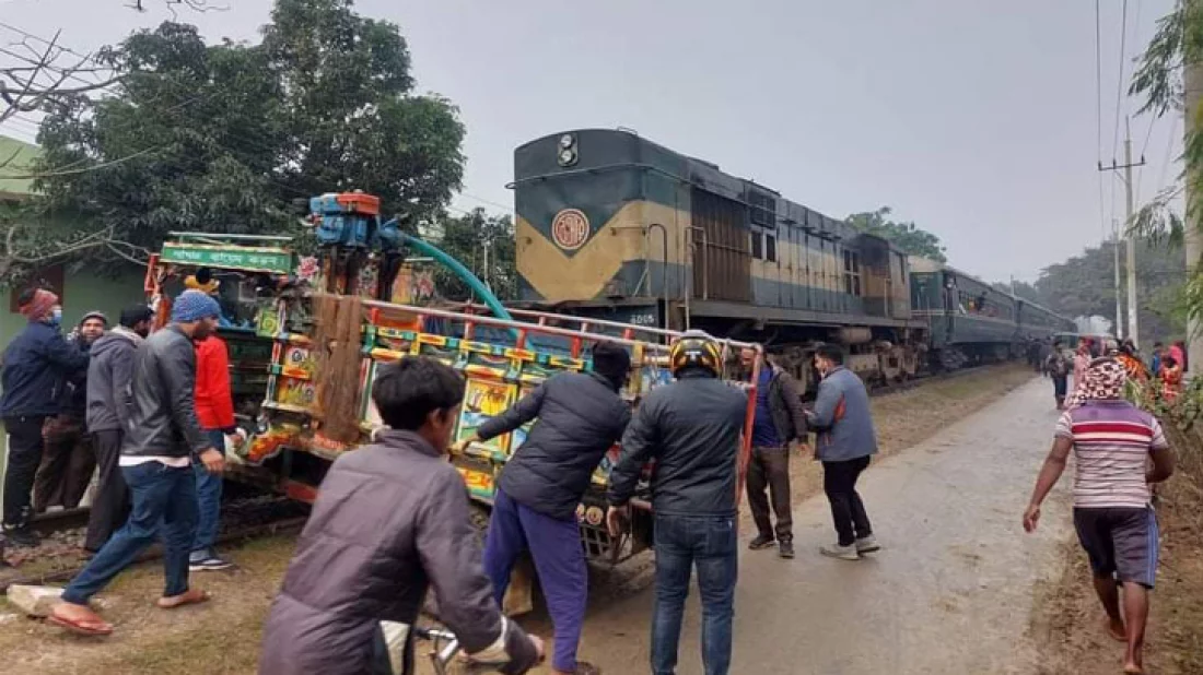 চাঁপাইনবাবগঞ্জে ট্রেনের ধাক্কায় ৩ জনের মৃত্যু