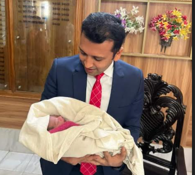 গর্বধারনী মা ফেলে দেয় নবজাতককে আর আনোয়ারার ইউএনও বাচ্চাটি কোলে নেয়, আদরও করে