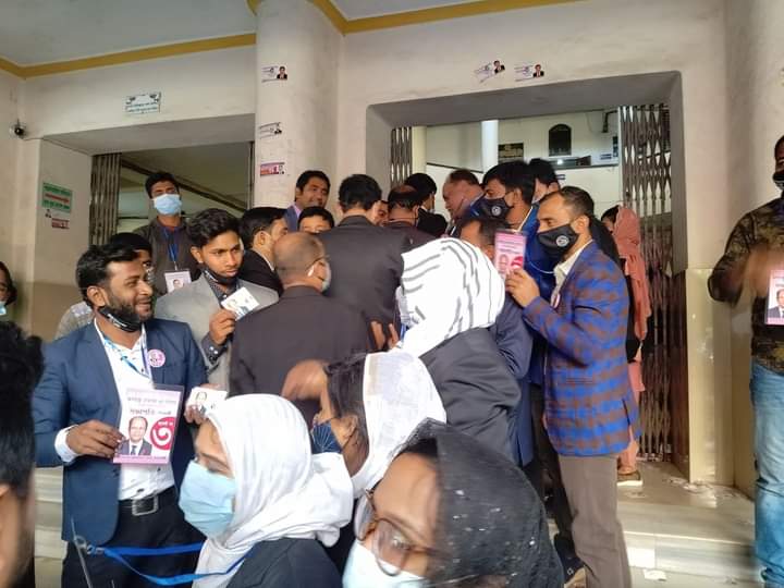 স্বাস্থ্যবিধিকে বৃদ্ধাঙ্গুলি দেখিয়ে শেষ হলো চট্টগ্রামের  কর আইনজীবী সমিতির নির্বাচন