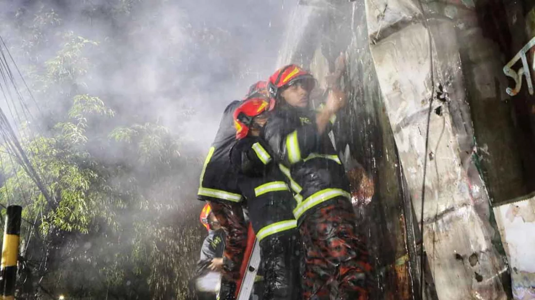 চট্টগ্রামে পোশাক কারখানায় আগুন, নিয়ন্ত্রণে ১২ ইউনিট