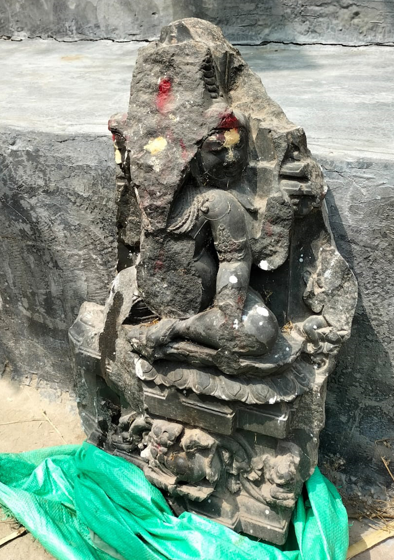 নওগাঁর মহাদেবপুরে ৩৫ কোটি টাকা মুল্যের কষ্টি পাথরের মূর্তিসহ তিন জন আটক