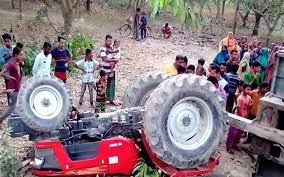 নিয়ন্ত্রণ হারিয়ে ট্রাক্টর খাদে, চালকসহ নিহত ৩