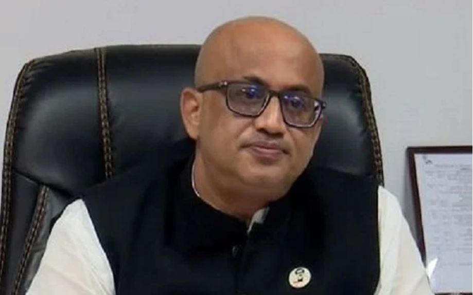 মাথায় সিলিং ফ্যান পড়ে কপাল ফাটল মুরাদের ৩ সেলাই কপালে