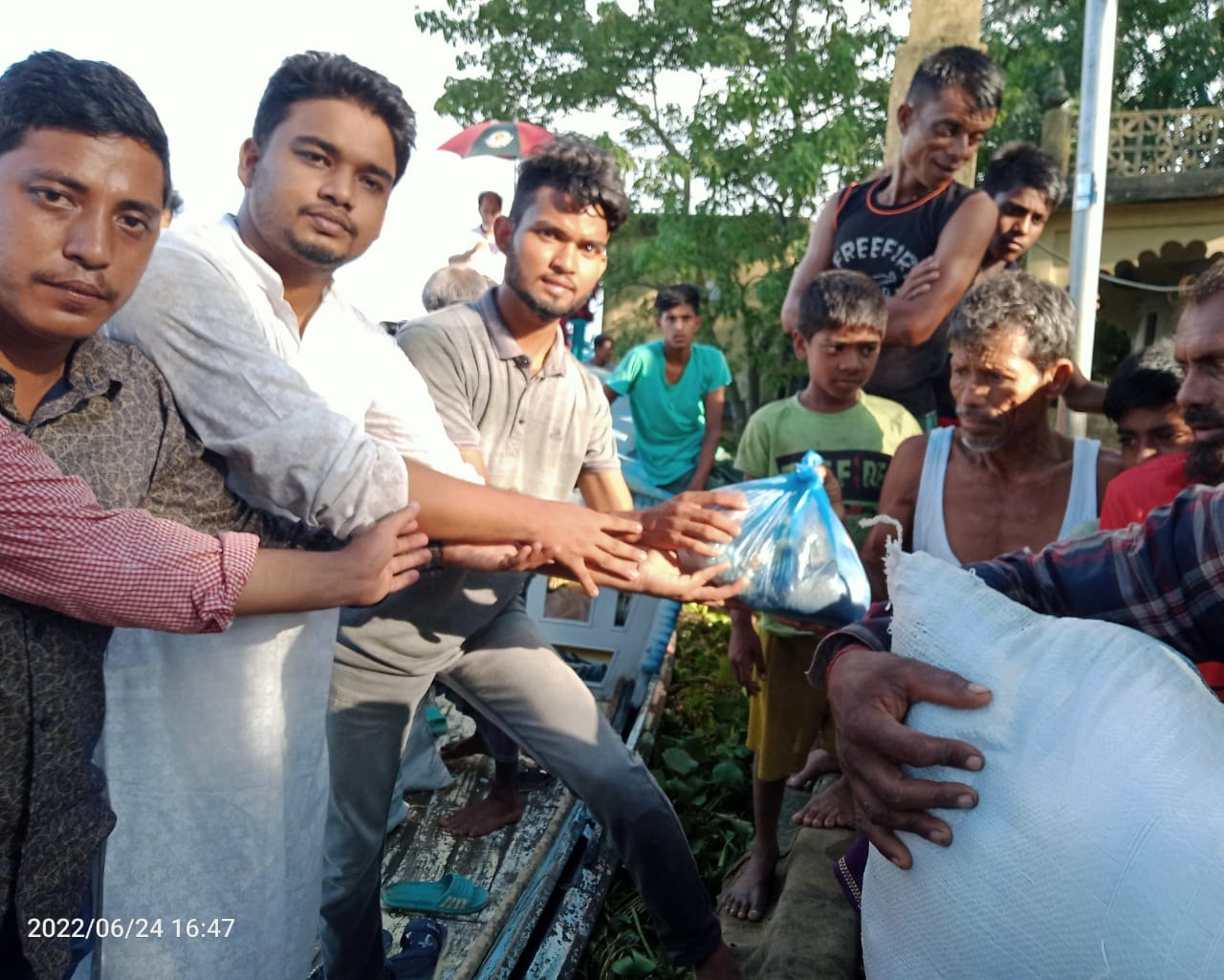 ইচ্ছা মানব উন্নয়ন সংস্থার উদ্যোগে   সিলেটে বন্যায় কবলিত মানুষের মাঝে ত্রাণ বিতরণ