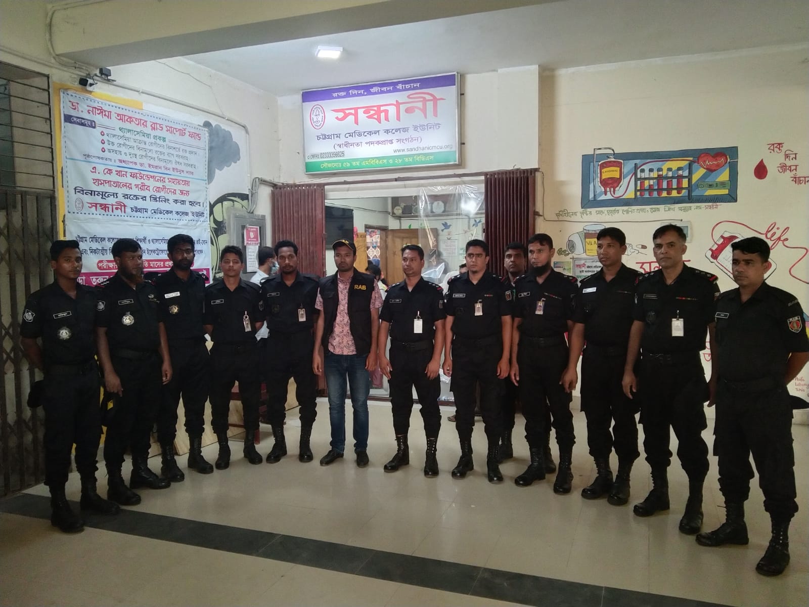 বিএম কনটেইনার ডিপোতে দগ্ধদের পাশে র‍্যাব-৭ 