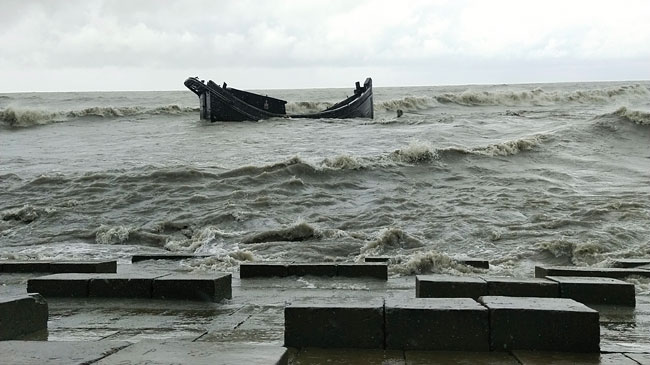 বঙ্গোপসাগরে মাছ ধরার ট্রলার ডুবি, ১৮ জেলে জীবিত উদ্ধার