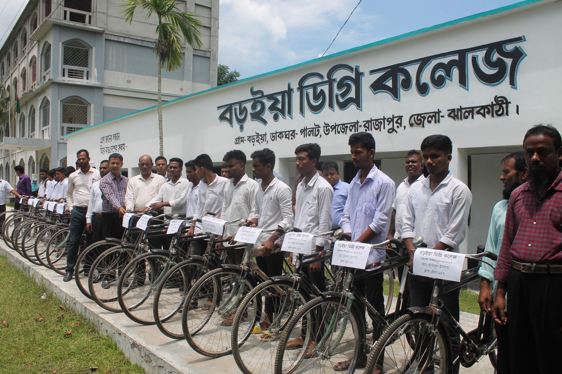 রাজাপুরে শিক্ষার্থীদের বিনামূল্যে নতুন বাই সাইকেল প্রদান