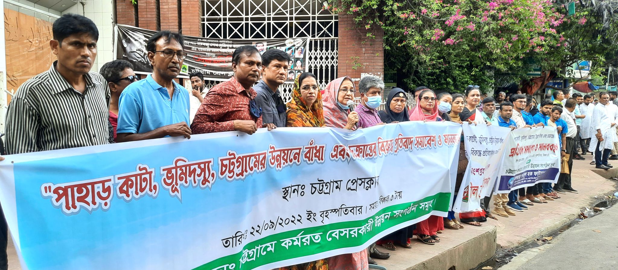 চট্টগ্রামের উন্নয়ন বাধাঁগ্রস্ত করতে ডিসি’র বিরুদ্ধে ষড়যন্ত্র করছে প্রেস ক্লাব চত্বরে মানববন্ধন সমাবেশে বক্তারা