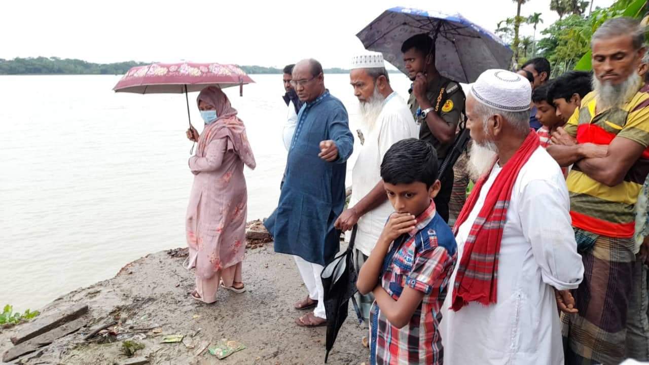 রাজাপুরে বিশখালী নদী ভাঙ্গনের কবলে ছয়টি দোকান