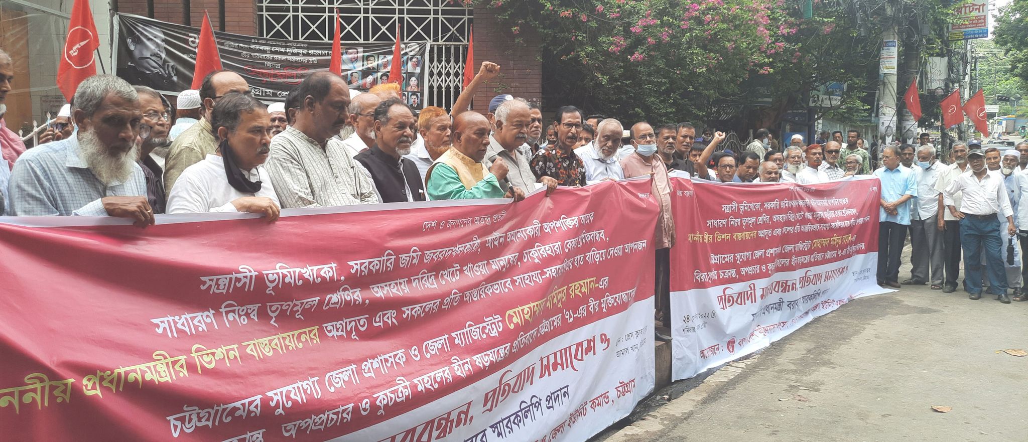 চট্টগ্রামের উন্নয়নের স্বার্থে ডিসি’র বিরুদ্ধে ষড়যন্ত্র রুখে দিতে হবে বীর মুক্তিযোদ্ধাদের মানববন্ধন সমাবেশে বক্তারা
