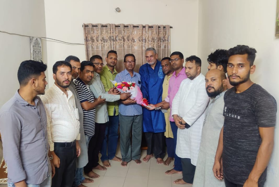 ফুলেল শুভেচ্ছায় সৈয়দ নুরুল আকবর