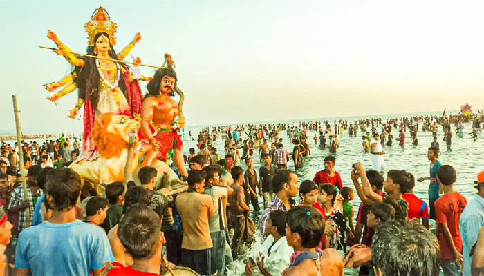 নৌকায় চেপে স্বর্গলোকে ফিরলেন দেবী দুর্গা