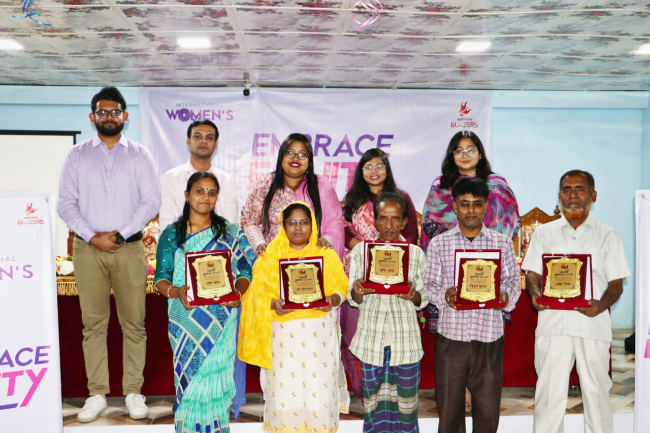 নারীর অগ্রযাত্রায় অবদান রাখায় পুরস্কার বিতরণ করল আবুল হোসেন লিমিটেড