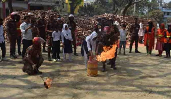 রাজশাহীতে জাতীয় দুর্যোগ প্রস্তুতি দিবস উপলক্ষে অগ্নিকান্ড বিষয়ক মহড়া