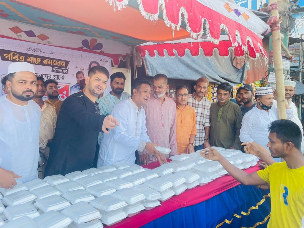 চট্টগ্রাম মহানগর যুবলীগ নেতা মনোয়ার-উল আলম চৌধুরী নোবেল এর পক্ষ থেকে রোজাদারদের মাঝে মাসব্যাপী ইফতার বিতরণ কর্মসূচির প্রথমদিন