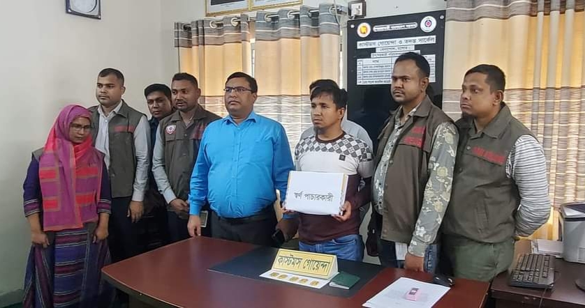 বেনাপোলে ৫পিচ স্বর্ণের বারসহ পাসপোর্ট যাত্রী আটক