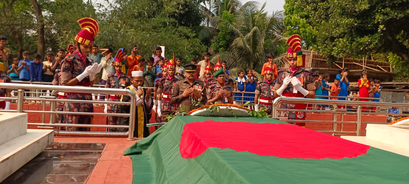 যশোরের শার্শায় স্বাধীনতা দিবস উপলক্ষে বীরশ্রেষ্ঠ নুর মোহাম্মদের কবরে পুষ্পস্তবক অর্পণ ও গার্ড অফ অনার প্রদান 