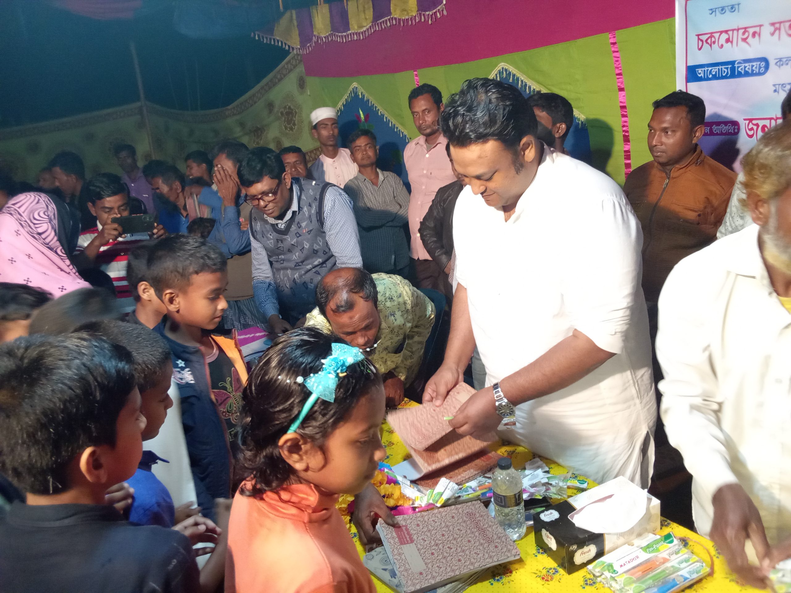 আফতাবগঞ্জে চকমোহন সততা কৃষক শ্রমিক সংগঠনের উদ্যোগে শিক্ষা উপকরণ বিতরণ করলেন এমপি শিবলী সাদিক 