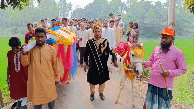 বর–কনে এলেন পালকি-ঘোড়ায়, অতিথি হয়ে সংসদ সদস্য নামলেন হেলিকপ্টার থেকে