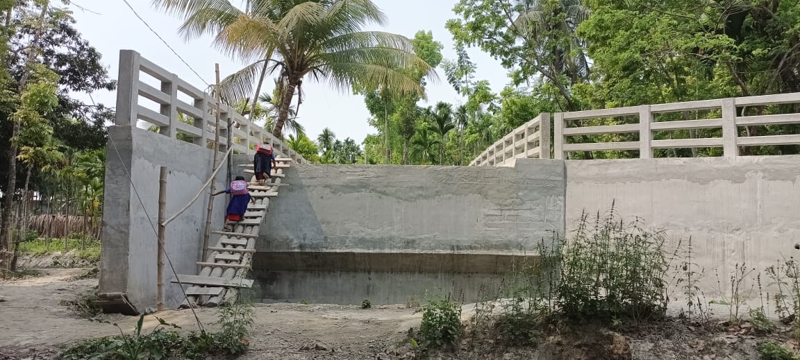 অন্যের সাহায্য ছাড়া ব্রীজে উঠতে পারচ্ছে না, শত শত মানুষের চরম দুর্ভোগে রাজাপুরে দুই কোটি টাকার ব্রীজে উঠতে হয় সিঁড়ি বেয়ে