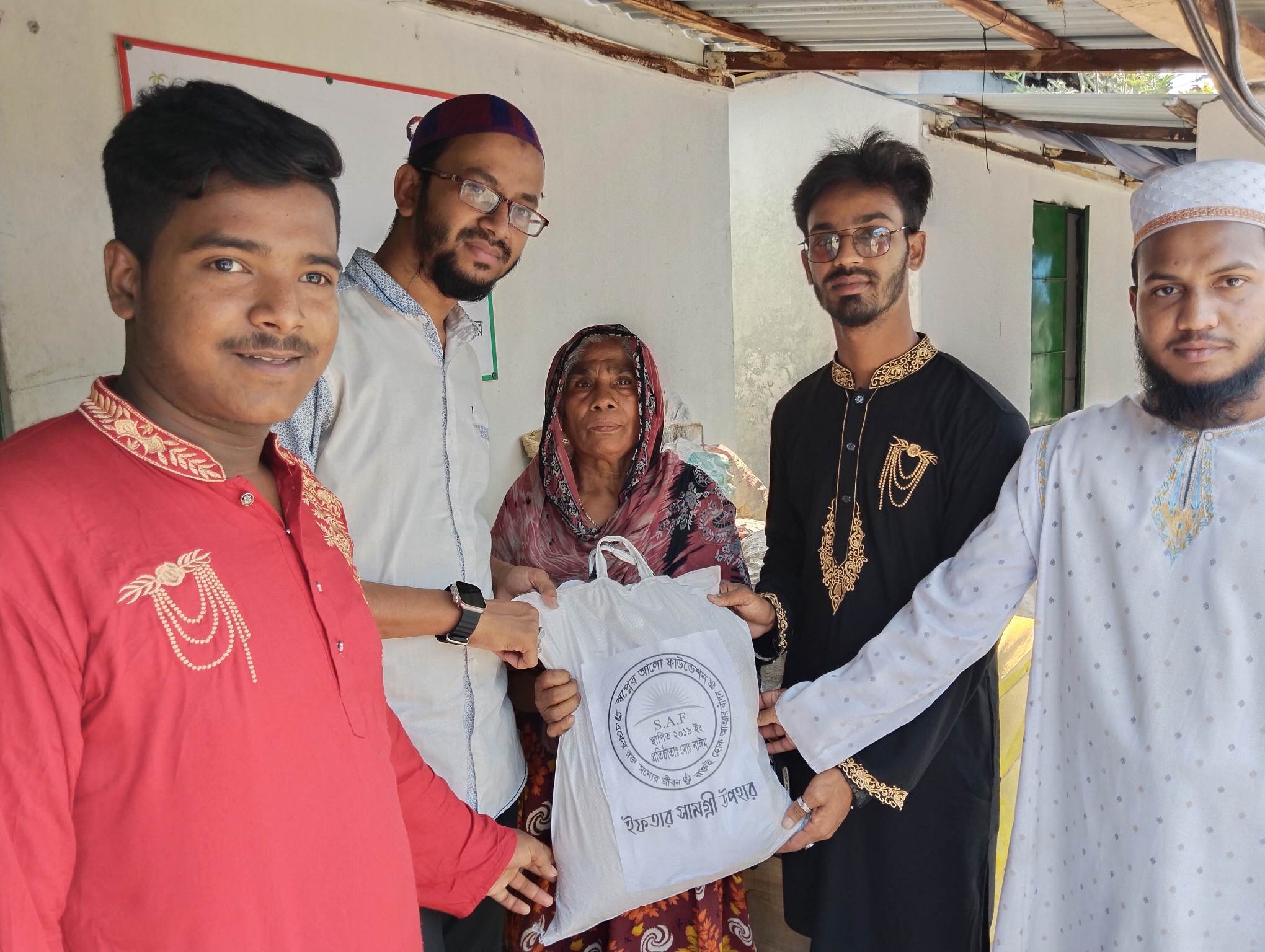রাজাপুরে স্বপ্নের আলো ফাউন্ডেশনের পক্ষ থেকে ইফতার সামগ্রী বিতরণ