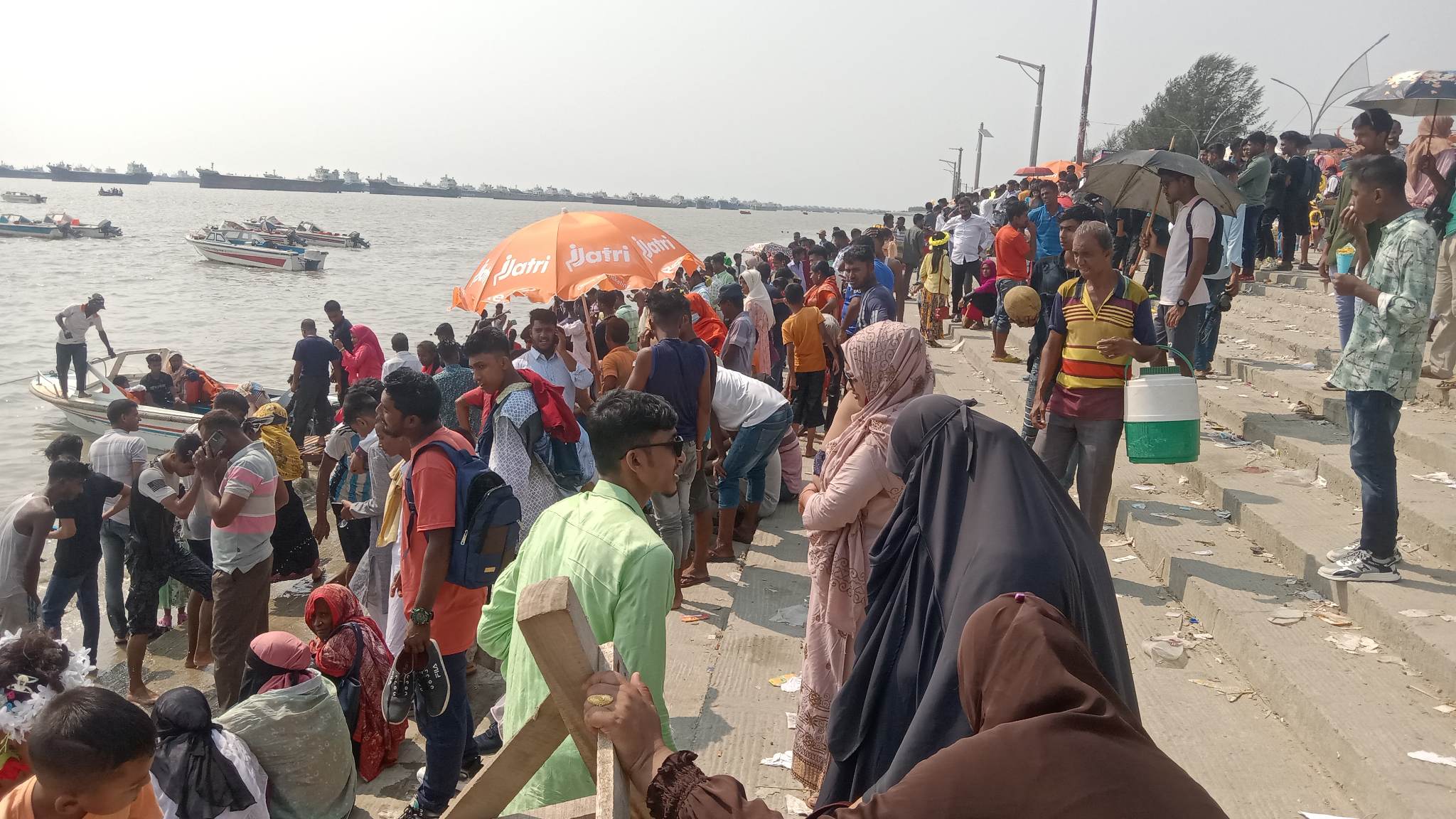 ঈদের ৩য় দিন পতেঙ্গা সৈকতে পর্যটকের উপচে পড়া ভীড়