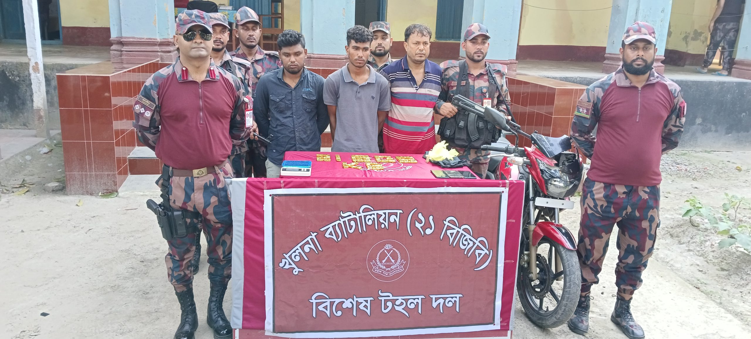 শোরের শার্শা সীমান্তে ৬১পিচ স্বর্ণের বারসহ ৩ পাচারকারী আটক 