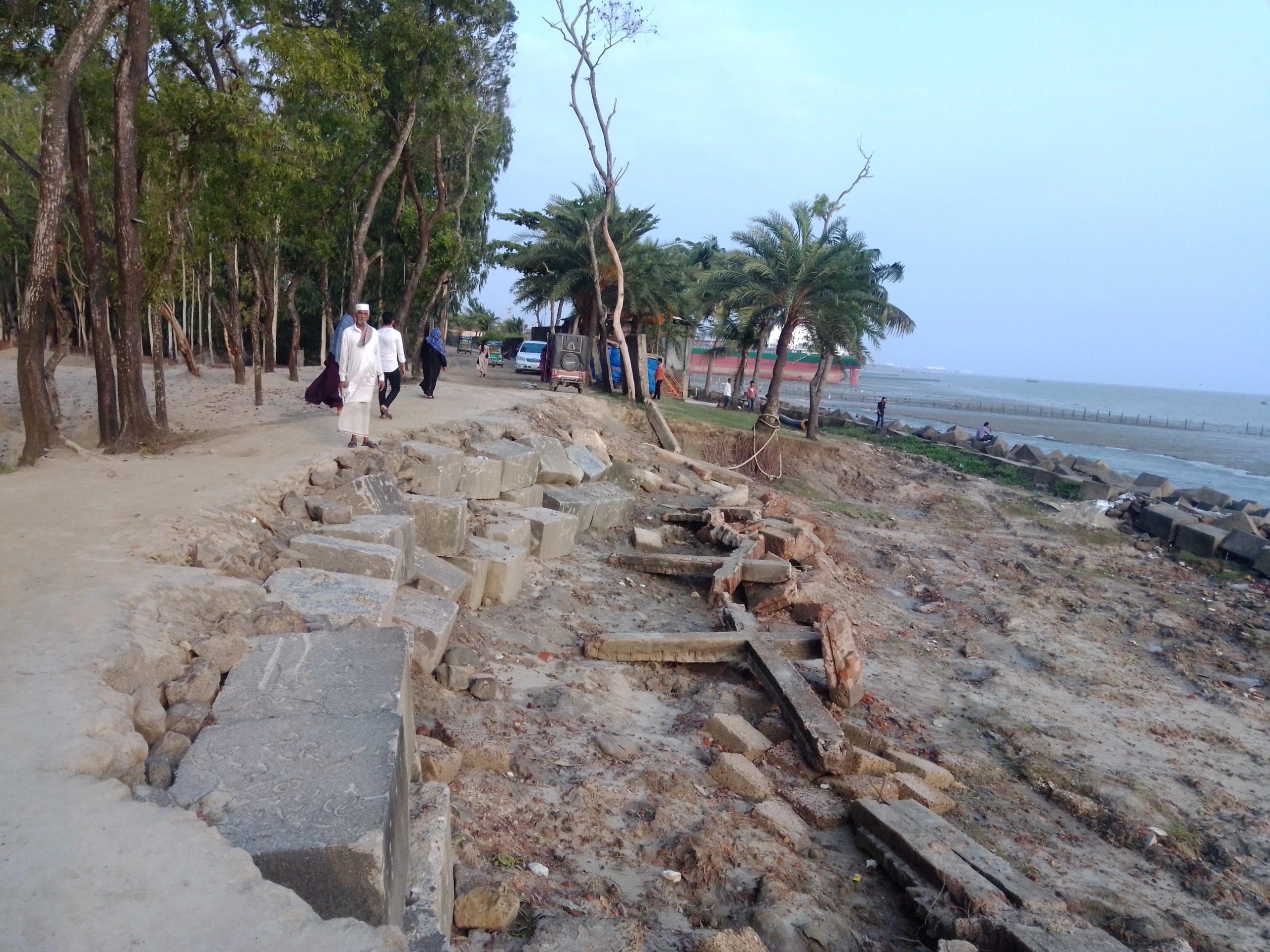 সীতাকুণ্ডের উপকূলীয় গ্রাম আকিলপুর নাজুক বেড়িবাঁধে উপকূলজুড়ে উদ্বেগ-উৎকন্ঠা