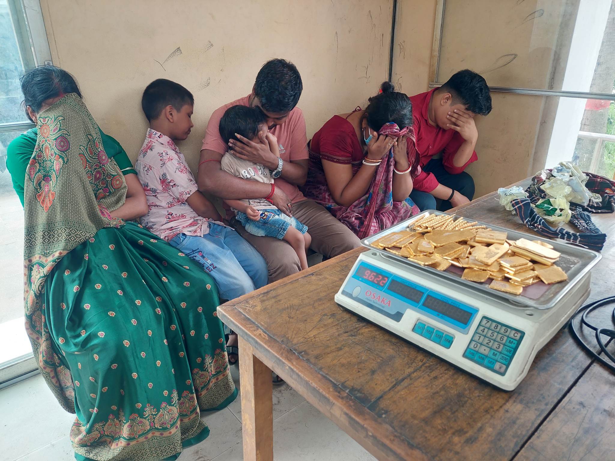 কর্ণফুলী মইজ্জ্যার টেক এলাকা থেকে ৯ কেজি স্বর্ণ সহ ৪জনকে আটক