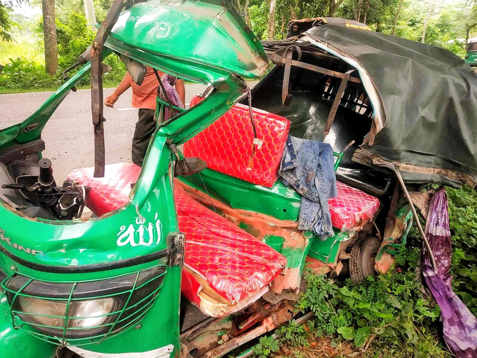 ঝালকাঠিতে সড়ক দুর্ঘটনায় মা-মেয়ে নিহত