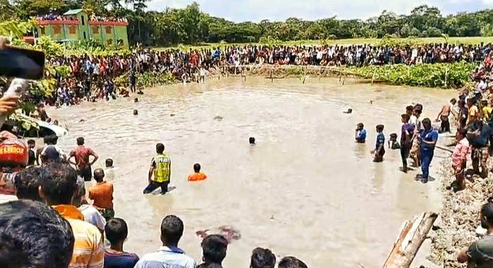 ঝালকাঠিতে বাস পুকুরে পড়ে ১৭ যাত্রী নিহতের সেই পুকুর ভরাটের জন্য মালিককে চিঠি দিবে সওজ