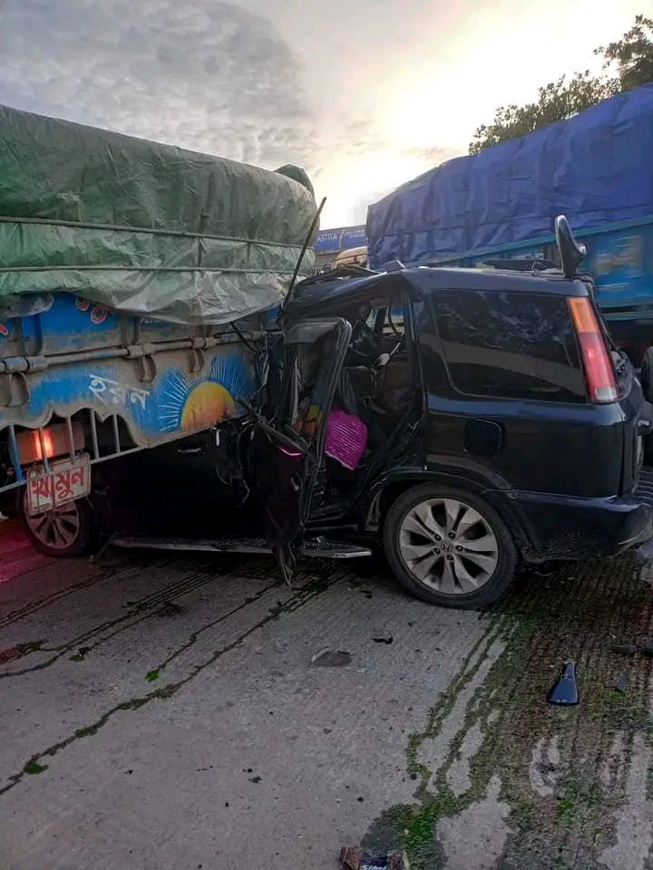 ঘুমিয়ে পড়লেন‌ গাড়িচালক, দুর্ঘটনায় নিহত ২ আহত ৩