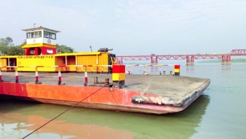 কালুরঘাট সেতুতে বন্ধ হচ্ছে যানবাহন চলাচল মানুষ পারাপার নদীপাড়ে প্রস্তুত ফেরি