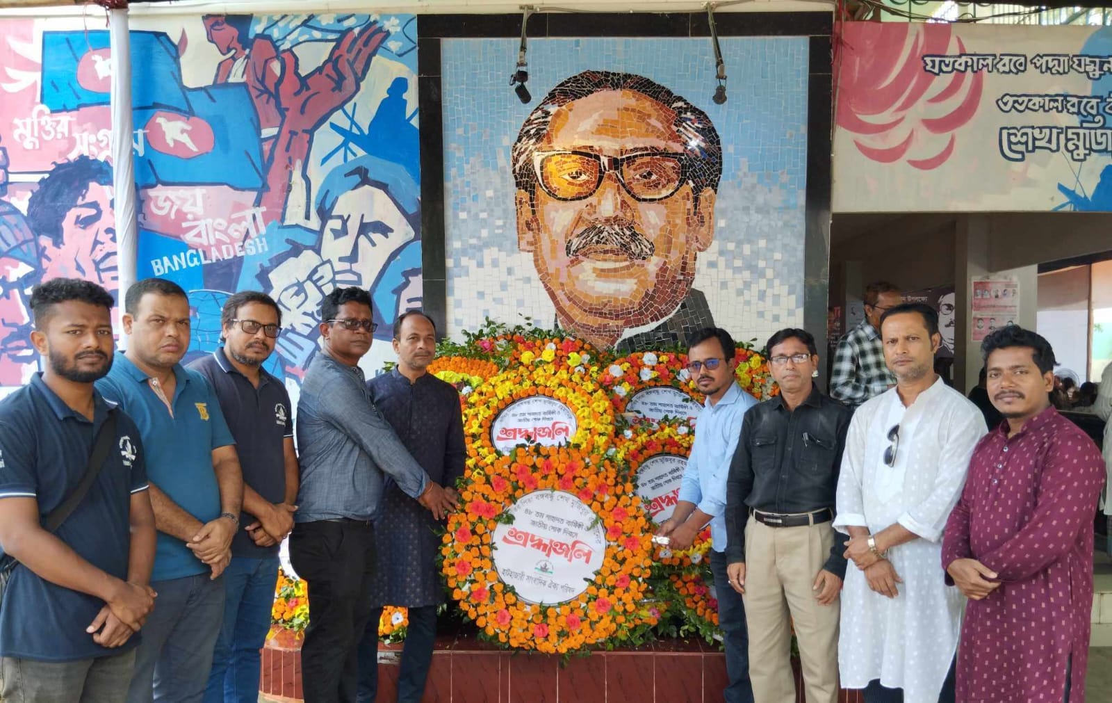 বঙ্গবন্ধুর প্রতিকৃতিতে হাটহাজারী সাংবাদিক ঐক্য পরিষদের শ্রদ্ধাঞ্জলি