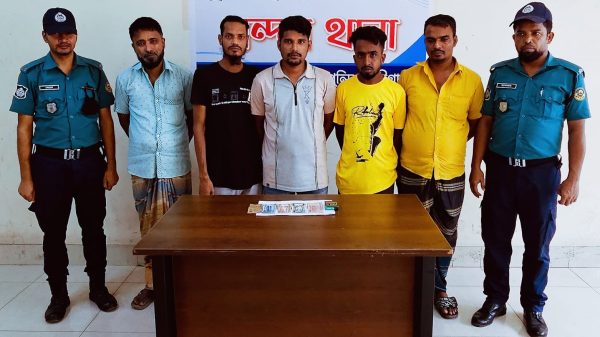 হালিশহরে তাস ও নগদ টাকাসহ ৫ জুয়ারু আটক