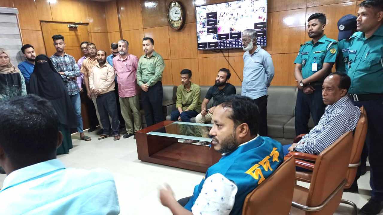 চট্টগ্রাম বিভাগীয় পাসপোর্ট কার্যালয়ে দুদকের হানা চিহ্নিত দালাল আটক