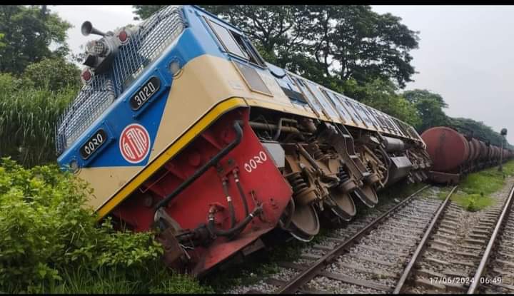 সীতাকুণ্ডে মালবাহী ট্রেনের ইঞ্জিন লাইন থেকে হেলে পড়ল