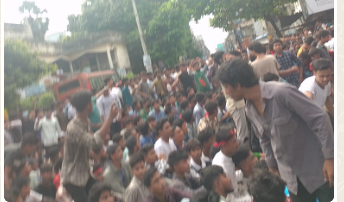 সীতাকুণ্ডে ঢাকা-চট্টগ্রাম মহাসড়কে ছাত্র ছাত্রীদের বিক্ষোভ মিছিল