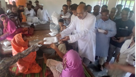 বন্যার্তদের মাঝে আসলাম চৌধূরীর ত্রাণ সামগ্রী বিতরণ