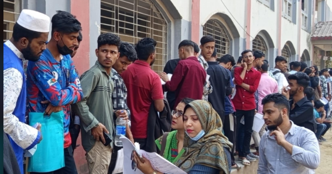 দক্ষিণ হালিশহরে হালনাগাদ ভোটার আইডির ছবি তোলার কার্যক্রম পরিদর্শনে আঞ্চলিক নির্বাচন কর্মকর্তা