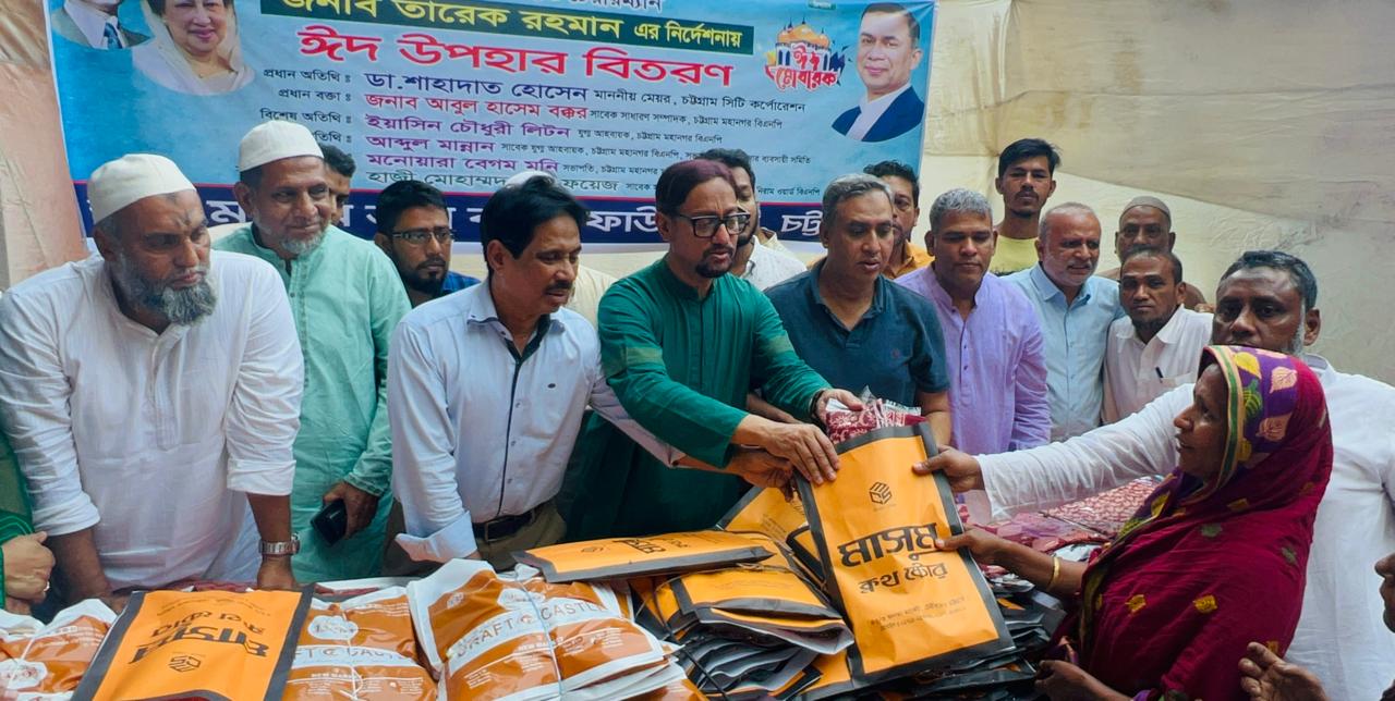 অসহায়দের মাঝে ঈদ বস্ত্র বিতরণ করলেন মেয়র ডা. শাহাদাত হোসেন