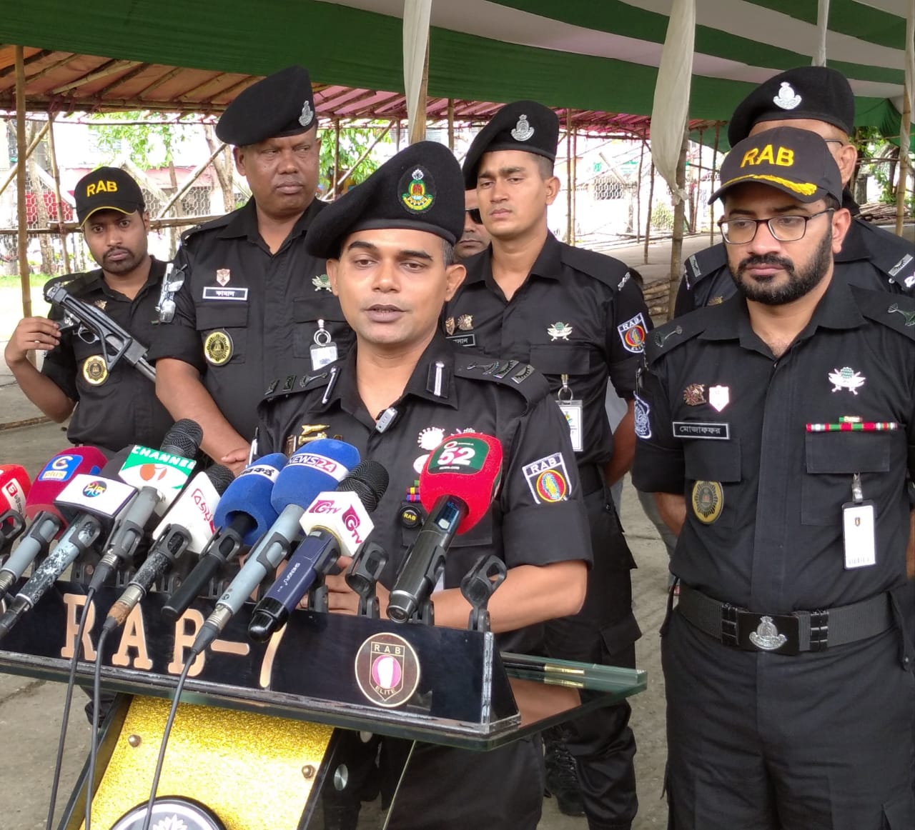 চট্টগ্রামের পশুর হাট ও ঈদযাত্রায় নিরাপত্তায় কাজ করছে র‍্যাব-৭