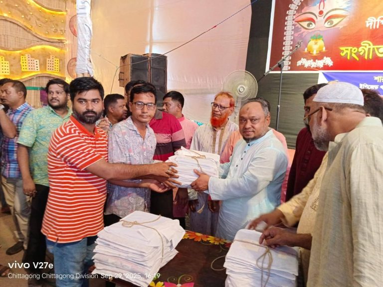 পূজা মণ্ডপ পরিদর্শন ও পূজার্থীদের মাঝে উপহার সামগ্রী বিতরণে শফিউল আলম 