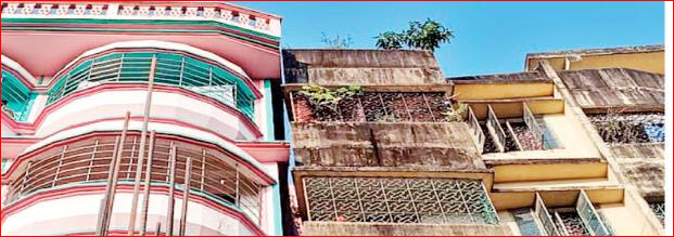 সাবেক মেয়র মোহাম্মদ মনজুর আলম’র ৬ তলা ভবন হেলে পড়ছে ভূমিকম্পে