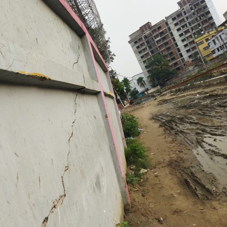 হালিশহর থানার দেয়াল ও মহেশ খালের গার্ড ওয়াল যেন মৃত্যুকূপ