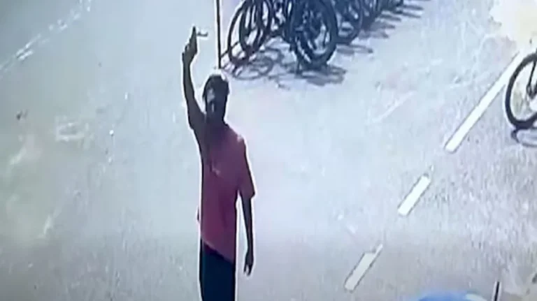 দিনে-দুপুরে অস্ত্র উঁচিয়ে গুলি করতে করতে হেঁটে যাচ্ছেন যুবক, ভিডিও ভাইরাল