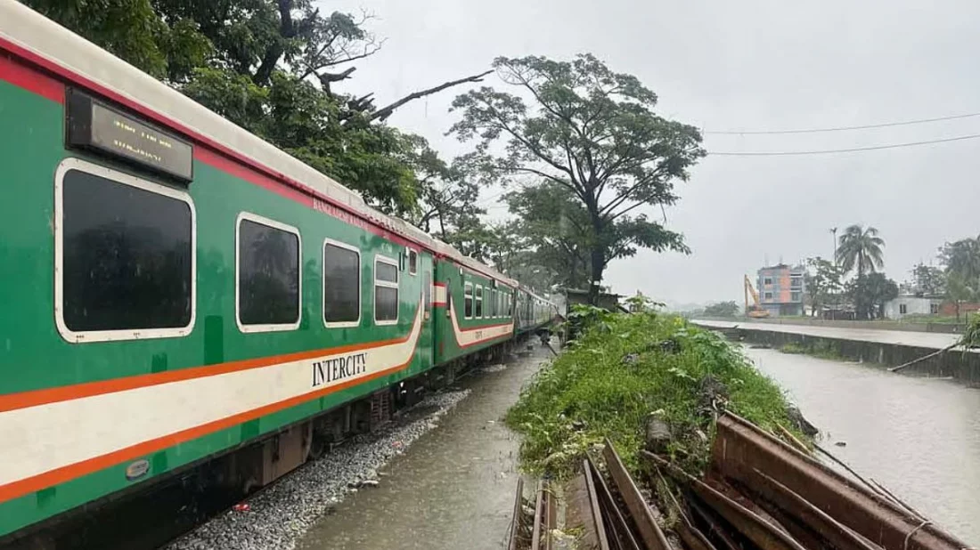 দীর্ঘ পাঁচ দিন পর চট্টগ্রাম-কক্সবাজার রুটে ট্রেন চলাচল শুরু