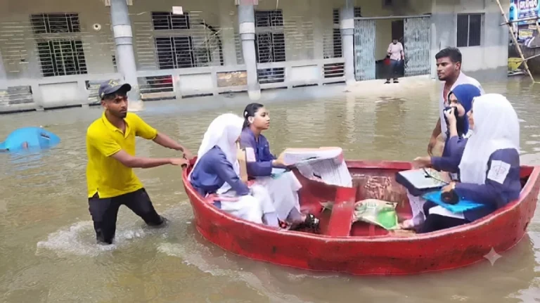 জলাবদ্ধ কুমিল্লায় নৌকায় চড়ে এইচএসসি পরীক্ষাকেন্দ্রে শিক্ষার্থীরা
