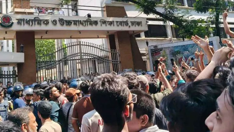 শিক্ষামন্ত্রীর পদত্যাগসহ ৩ দফা দাবি জানিয়ে সায়েন্সল্যাব ছেড়ে সংসদ ভবন অভিমুখে শিক্ষার্থীরা