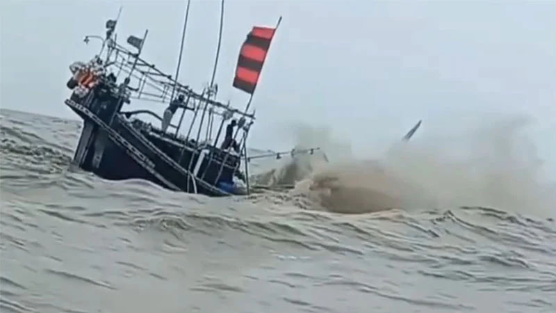 বঙ্গোপসাগরে ৩ ট্রলারডুবি, নিখোঁজ ১৩ জেলে